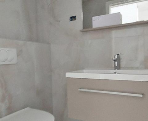 Schöne neue Villa mit Swimmingpool, nur 50 Meter vom Meer entfernt, in der Bucht von Stivasnica, Region Rogoznica - foto 21
