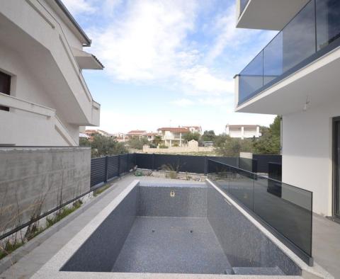 Schöne neue Villa mit Swimmingpool, nur 50 Meter vom Meer entfernt, in der Bucht von Stivasnica, Region Rogoznica - foto 14