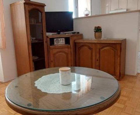 Kamenný dům na prodej v tajemném Kaštel Luksic jen 100 metrů od moře - pic 11