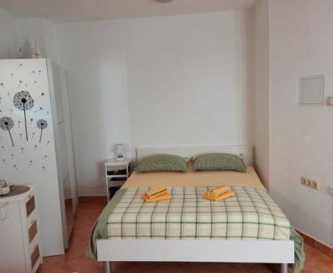 Kamenný dům na prodej v tajemném Kaštel Luksic jen 100 metrů od moře - pic 22