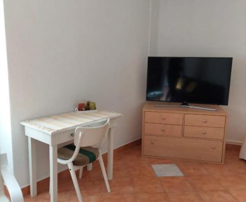 Kamenný dům na prodej v tajemném Kaštel Luksic jen 100 metrů od moře - pic 26