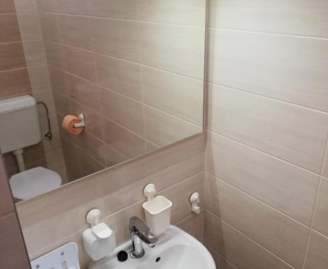 Kamenný dům na prodej v tajemném Kaštel Luksic jen 100 metrů od moře - pic 49