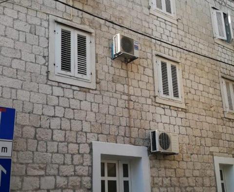 Kamenný dům na prodej v tajemném Kaštel Luksic jen 100 metrů od moře - pic 50