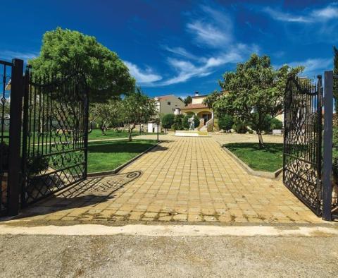 Extravagante Villa zum Verkauf in Vodice mit Swimmingpool, Garage, Fitness, Spielzimmer - foto 2