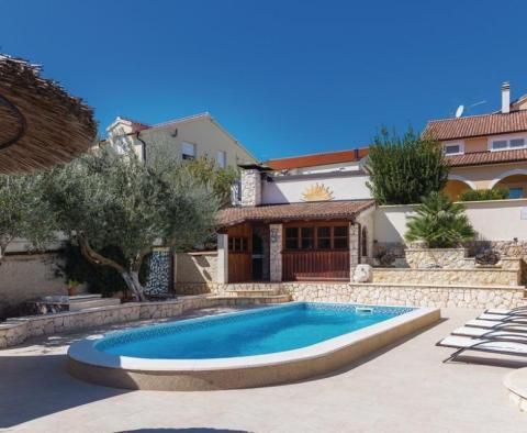 Extravagante Villa zum Verkauf in Vodice mit Swimmingpool, Garage, Fitness, Spielzimmer - foto 7