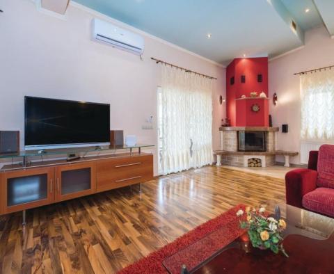 Extravagante Villa zum Verkauf in Vodice mit Swimmingpool, Garage, Fitness, Spielzimmer - foto 32