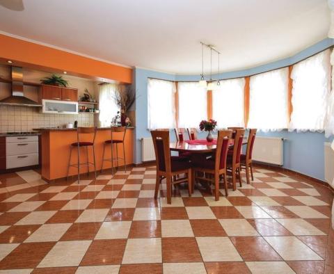 Extravagante Villa zum Verkauf in Vodice mit Swimmingpool, Garage, Fitness, Spielzimmer - foto 33