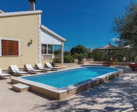 Extravagante Villa zum Verkauf in Vodice mit Swimmingpool, Garage, Fitness, Spielzimmer - foto 50