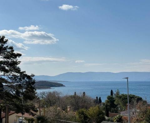 Moderní vila s bazénem a panoramatickým výhledem na moře v Njivicích, pouhých 200 metrů od moře - pic 7