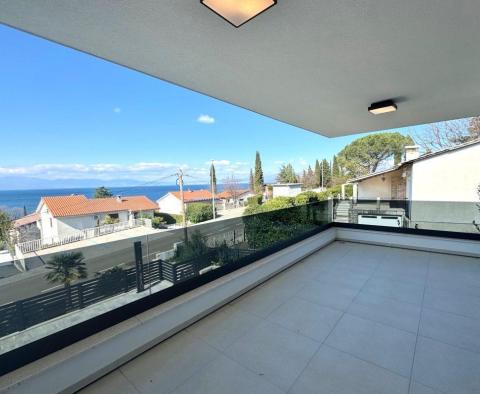 Moderní vila s bazénem a panoramatickým výhledem na moře v Njivicích, pouhých 200 metrů od moře - pic 6