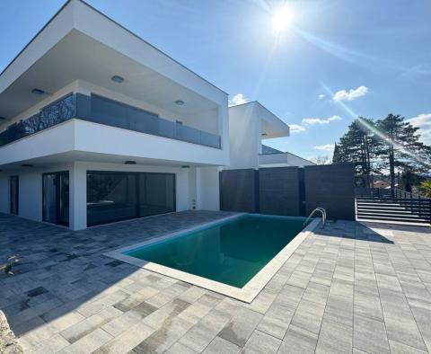 Moderní vila s bazénem a panoramatickým výhledem na moře v Njivicích, pouhých 200 metrů od moře - pic 29