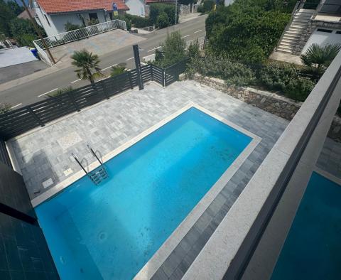 Moderní vila s bazénem a panoramatickým výhledem na moře v Njivicích, pouhých 200 metrů od moře - pic 10