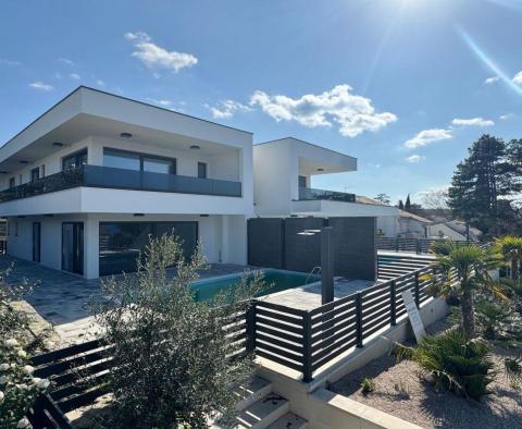 Moderní vila s bazénem a panoramatickým výhledem na moře v Njivicích, pouhých 200 metrů od moře - pic 33