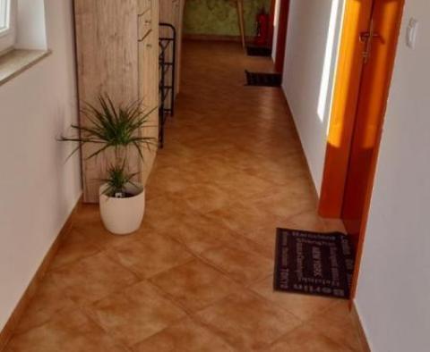 Maison en pierre avec plusieurs appartements à Brtonigla - pic 16
