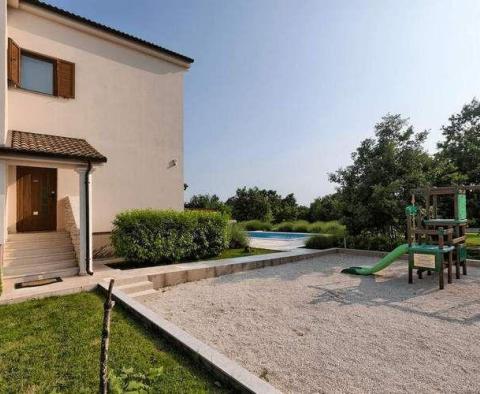 Gyönyörű villa medencével és 2000 m2-es kerttel Svetvincenatban - pic 7