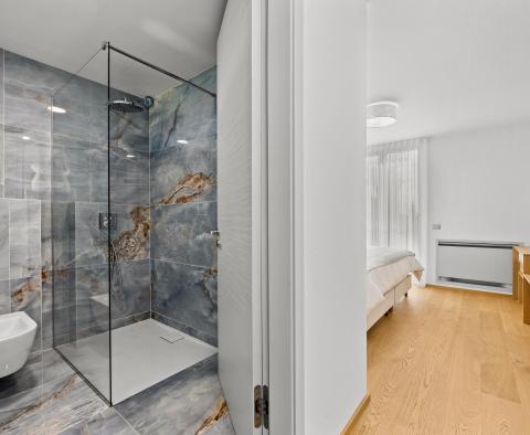 Kiemelkedő új, ultramodern tengerparti villa Medulinban, közvetlenül a vitorláskikötőkkel szemben - pic 26