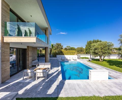 Kiemelkedő új, ultramodern tengerparti villa Medulinban, közvetlenül a vitorláskikötőkkel szemben - pic 18