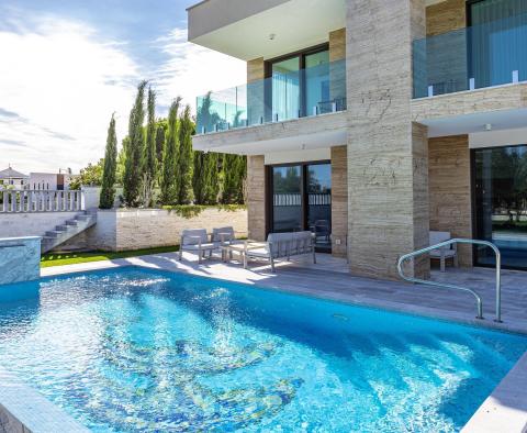 Kiemelkedő új, ultramodern tengerparti villa Medulinban, közvetlenül a vitorláskikötőkkel szemben - pic 16