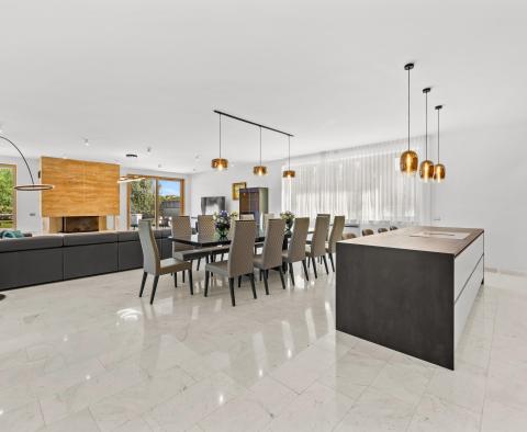 Kiemelkedő új, ultramodern tengerparti villa Medulinban, közvetlenül a vitorláskikötőkkel szemben - pic 30