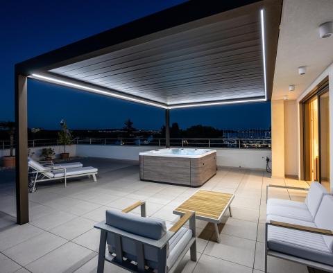 Kiemelkedő új, ultramodern tengerparti villa Medulinban, közvetlenül a vitorláskikötőkkel szemben - pic 44