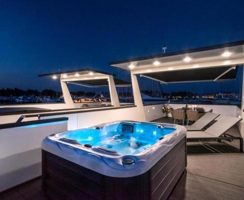 Floating house right on the water with a view of the sea and the marina - pic 2