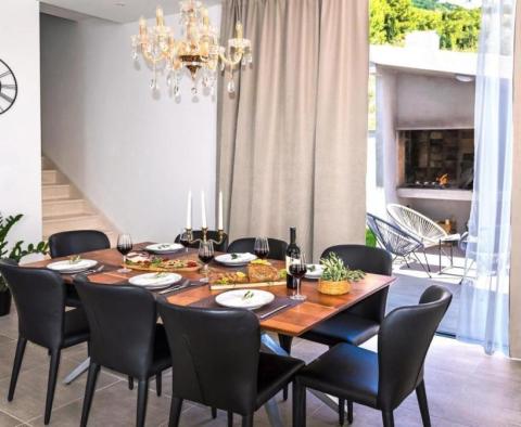 Csodálatos új, modern villa az Omis riviérán, mindössze 60 méterre a tengertől, úszómedencével, szaunával, fitnesz stúdióval és garázzsal - pic 14