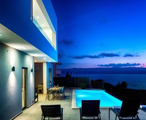 Csodálatos új, modern villa az Omis riviérán, mindössze 60 méterre a tengertől, úszómedencével, szaunával, fitnesz stúdióval és garázzsal - pic 27