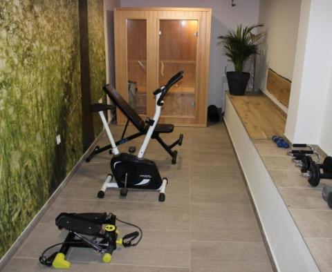 Csodálatos új, modern villa az Omis riviérán, mindössze 60 méterre a tengertől, úszómedencével, szaunával, fitnesz stúdióval és garázzsal - pic 34