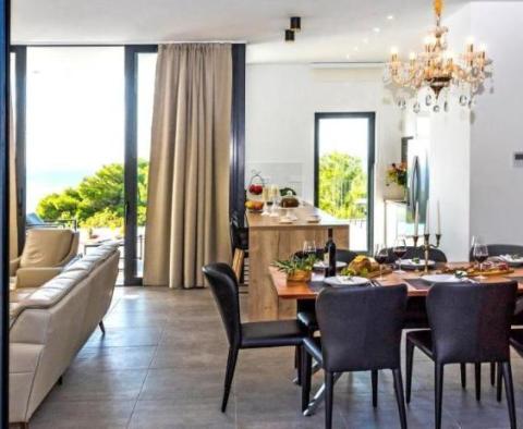 Csodálatos új, modern villa az Omis riviérán, mindössze 60 méterre a tengertől, úszómedencével, szaunával, fitnesz stúdióval és garázzsal - pic 37