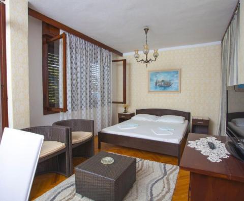 Propriété de deux appartements à Baska Voda avec une vue magnifique sur la mer, à seulement 50 mètres de la mer - pic 7