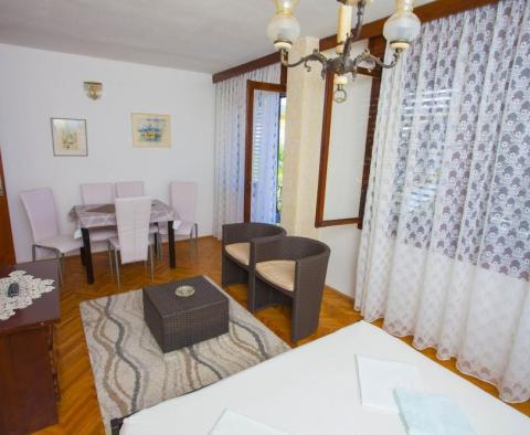 Propriété de deux appartements à Baska Voda avec une vue magnifique sur la mer, à seulement 50 mètres de la mer - pic 9