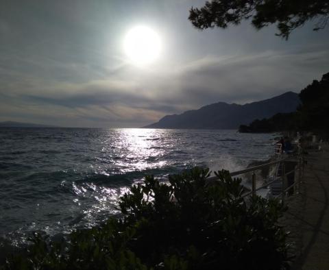 Propriété de deux appartements à Baska Voda avec une vue magnifique sur la mer, à seulement 50 mètres de la mer - pic 25