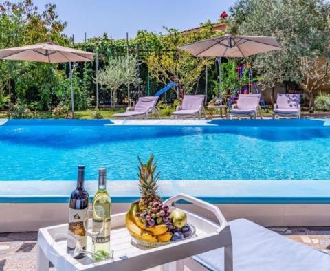 Villa with swimming pool and 3 apartments on a spacious plot of 1700 m2 in Jadreski between Liznjan and Pula - pic 2