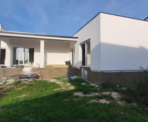 Új építésű villa Rovinj környékén, 6 km-re a tengertől úszómedencével, az ár az aktuális stádiumra vonatkozik - pic 3