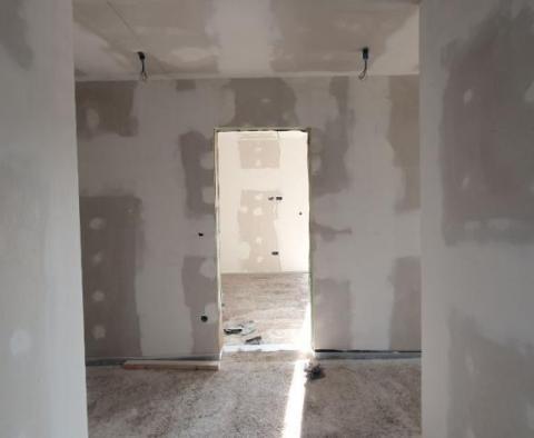 Új építésű villa Rovinj környékén, 6 km-re a tengertől úszómedencével, az ár az aktuális stádiumra vonatkozik - pic 6