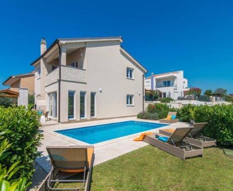 Bemerkenswerte Villa in modernem Design in der 2. Reihe zum Meer, Panoramablick, möbliert - Region Medulin - foto 2
