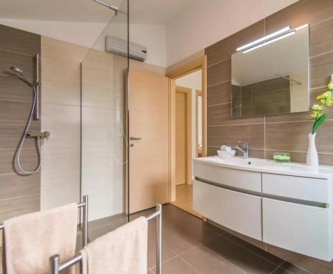 Bemerkenswerte Villa in modernem Design in der 2. Reihe zum Meer, Panoramablick, möbliert - Region Medulin - foto 13
