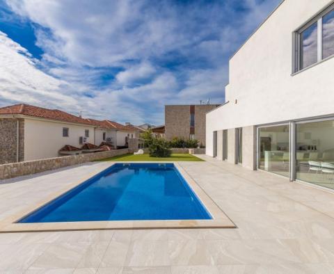 Lenyűgöző modern villa Krk városában, lélegzetelállító kilátással a tengerre - pic 5