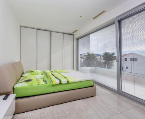 Lenyűgöző modern villa Krk városában, lélegzetelállító kilátással a tengerre - pic 16
