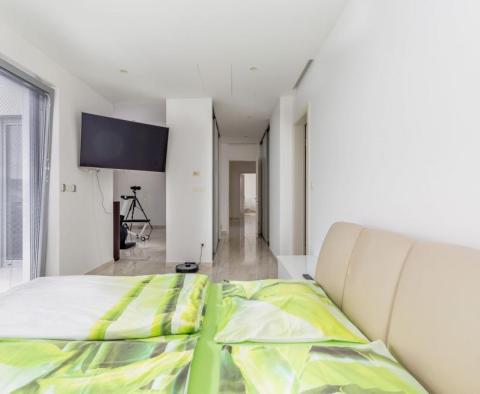 Lenyűgöző modern villa Krk városában, lélegzetelállító kilátással a tengerre - pic 17