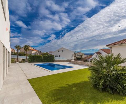 Lenyűgöző modern villa Krk városában, lélegzetelállító kilátással a tengerre - pic 18