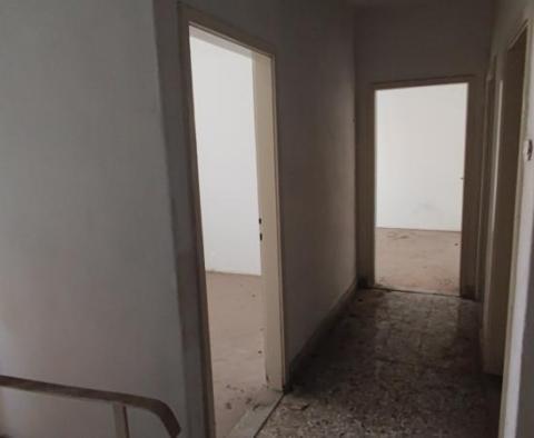 Zlevněné! Investiční nemovitost - dům k rekonstrukci v Kaštel Stari! - pic 9