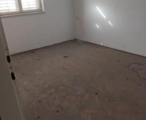 Zlevněné! Investiční nemovitost - dům k rekonstrukci v Kaštel Stari! - pic 12