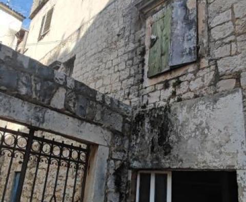 Zlevněné! Investiční nemovitost - dům k rekonstrukci v Kaštel Stari! - pic 13