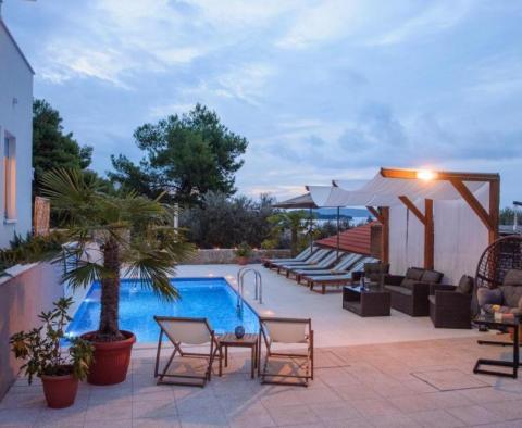 Penthouse de luxe à Ciovo à vendre, à seulement 20 mètres de la mer, résidence exclusive - pic 4