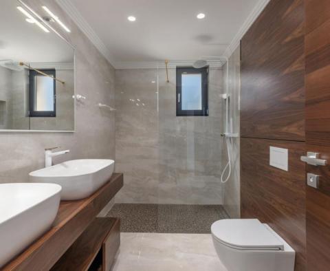Ultramodern penthouse medencével, mindössze 150 méterre a tengertől - pic 10