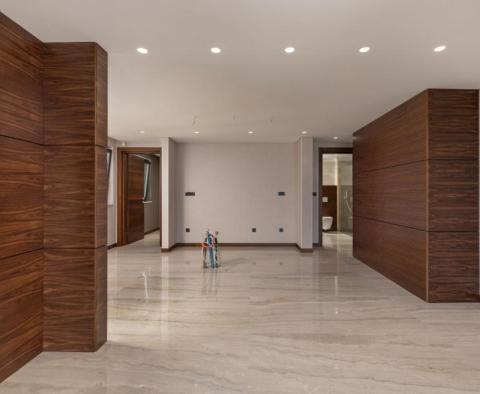 Ultramodern penthouse medencével, mindössze 150 méterre a tengertől - pic 15