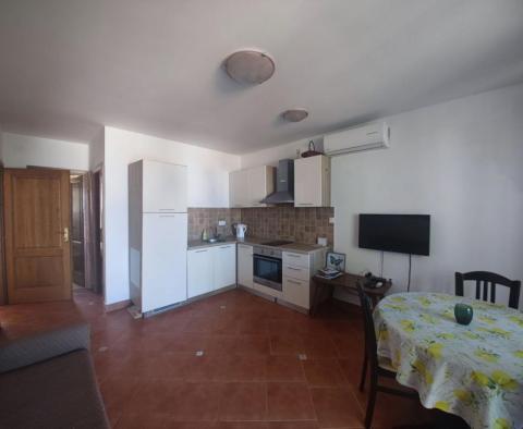 Dům se dvěma apartmány v Njivice s krásným výhledem na moře - pic 7