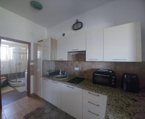 Dům se dvěma apartmány v Njivice s krásným výhledem na moře - pic 12