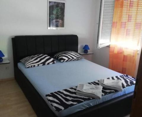 Apart-Villa in Dugi Rat, nur 70 Meter vom Meer entfernt - foto 4